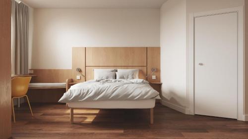 una camera con un grande letto e una scrivania di B&B HOTEL Kielce Centrum a Kielce