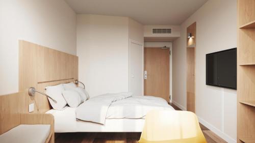 Habitación de hotel con cama y TV de pantalla plana. en B&B HOTEL Kielce Centrum en Kielce