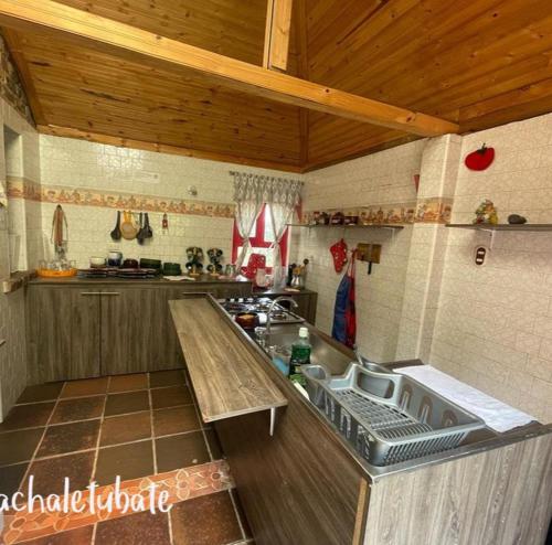 a kitchen with a sink and a counter top at Alojamiento Chalet el Pinar en Ubaté-Guachetá in Ubaté