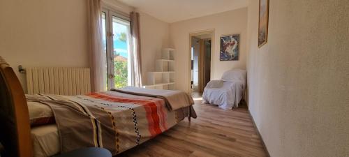 une petite chambre avec un lit et une fenêtre dans l'établissement La Nouvelle Font Neuve BEZIERS - Famille - Enfants - Amis, à Béziers