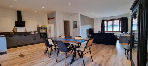une cuisine et une salle à manger avec une table et des chaises dans l'établissement La Nouvelle Font Neuve BEZIERS - Famille - Enfants - Amis, à Béziers