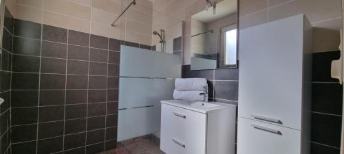 La salle de bains est pourvue d'un lave-linge et d'un sèche-linge. dans l'établissement La Nouvelle Font Neuve BEZIERS - Famille - Enfants - Amis, à Béziers