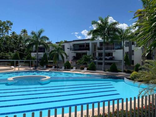 a large swimming pool in front of a building at Hermoso Apartasol!! cerca a Plaza Principal, Aire Acondicionado, Vista a la Piscina in Santa Fe de Antioquia