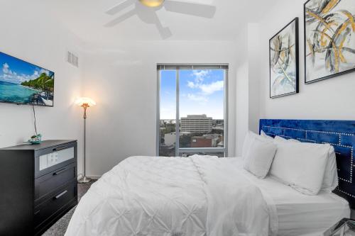 Ένα ή περισσότερα κρεβάτια σε δωμάτιο στο Stunning 2-Bed Condo with Panoramic DT Tampa Views