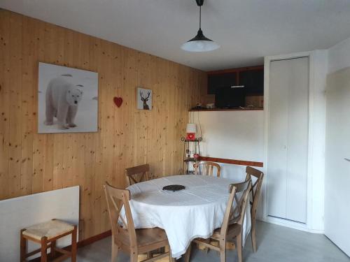 a dining room with a white table and chairs at Joli Appt 2 Centre Village Valloire in Valloire