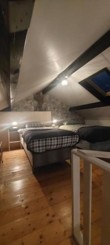 Cette chambre comprend 2 lits et une table. dans l'établissement B&B Guesthouse Claeswael, à Klaaswaal