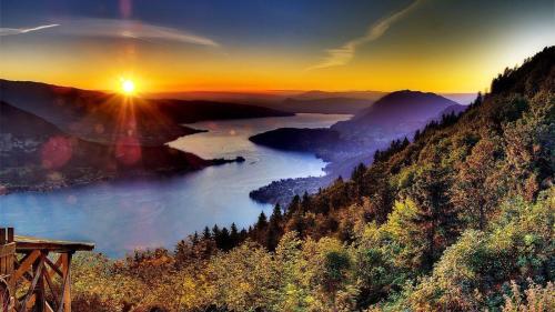 - une vue sur un lac au coucher du soleil dans les montagnes dans l'établissement Le Claudius, à Annecy