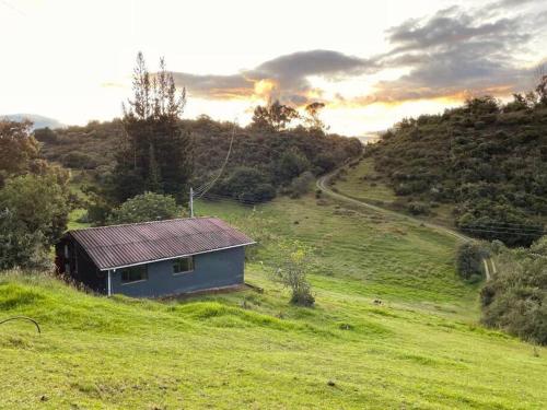una pequeña casa en una colina en un campo en Casa Abrigo, en Tocancipá