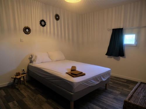 Un dormitorio con una cama y una bandeja. en Maison au cœur du Minervois en Pouzols-Minervois