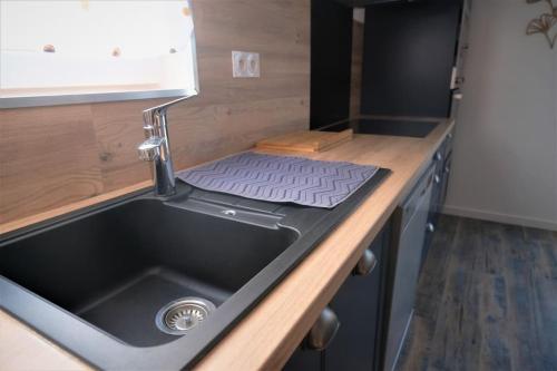 - un comptoir de cuisine avec évier dans l'établissement Maison au cœur du Minervois, à Pouzols-Minervois