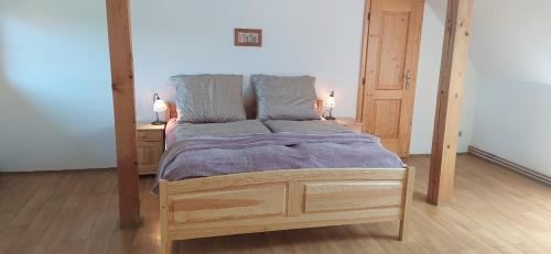 een slaapkamer met een groot houten bed met 2 lampen bij Apartment 7 
