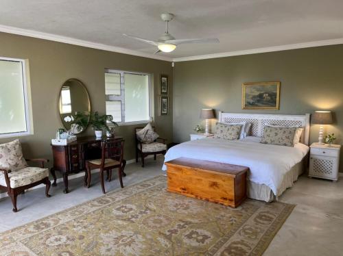 拉姆斯蓋特的住宿－Bo-Yoga，一间卧室配有一张大床和一张桌子及椅子