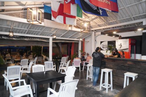 Un restaurante o sitio para comer en SURF UNA BEACH HOTEL
