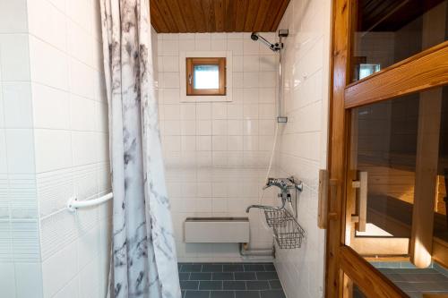 Vonios kambarys apgyvendinimo įstaigoje 2ndhomes 1BR apartment with Sauna & Balcony in Kamppi