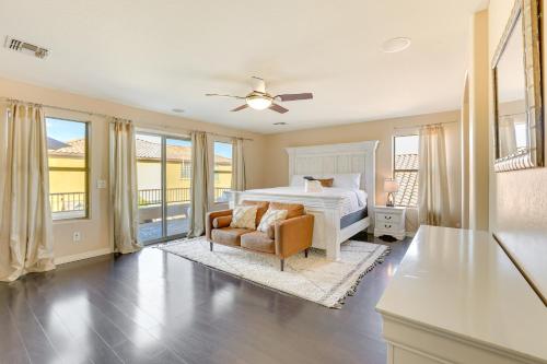 Un dormitorio con una cama y una silla y ventanas. en Luxe Family Home with Pool, 13 Mi to Dtwn Phoenix!, en Phoenix