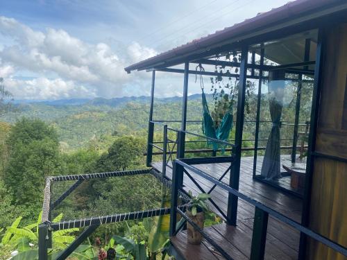 Casa con balcón con vistas a las montañas en Glamping El Pinar, en San Francisco