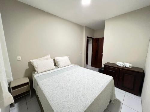 um quarto com uma grande cama branca num quarto em Apartamento em Taiba-CE com vista para o mar em Taíba