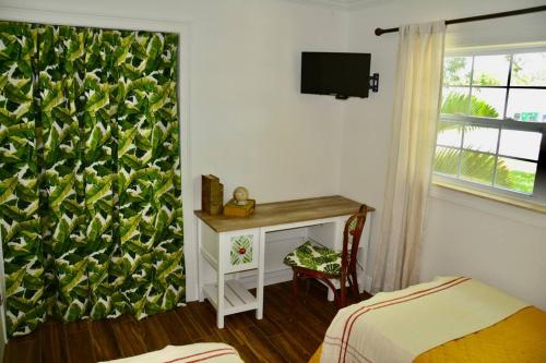 TV a/nebo společenská místnost v ubytování Tropical Retreat Near Beaches, Cruise Terminals