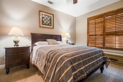 um quarto com uma cama e uma janela de madeira em Lake Austin Lakeside Retreat em Austin