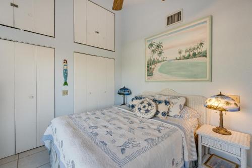 - une chambre avec un lit et une table avec une lampe dans l'établissement Bayfront Placida Paradise with Kayak Walk to Beach!, à Placida