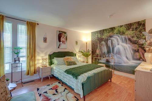 una camera da letto con un murale a cascata sul muro di Lovely Concord Townhome Retreat with Community Pool! a Concord