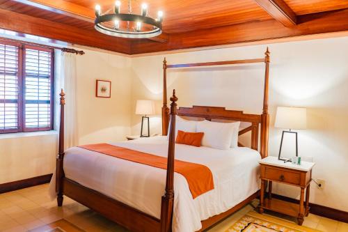 a bedroom with a bed with a wooden ceiling at Nukari Quinta Boutique in Jala