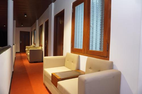 Una sala de estar con un sofá blanco y una ventana. en SURF UNA BEACH HOTEL, en Unawatuna