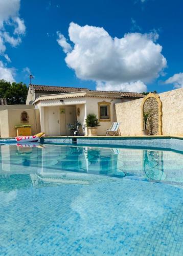 une grande piscine devant une maison dans l'établissement Villa Victoire au coeur de la Provence, à Venelles