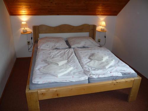 Postel nebo postele na pokoji v ubytování Apartmány U Stoiberů