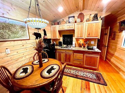 مطبخ أو مطبخ صغير في Little Bear Tiny Cabin