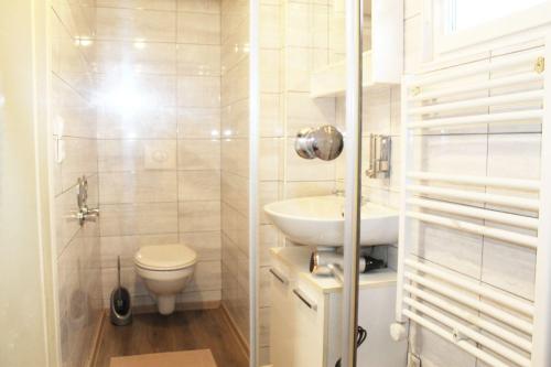 Ένα μπάνιο στο Fully equipped Apartments