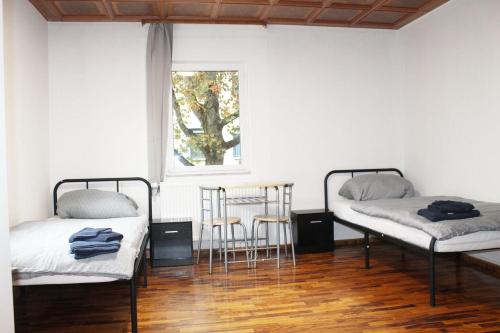 um quarto com duas camas e uma janela em Fully equipped Apartments em Bönnigheim