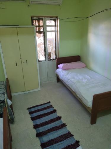 um quarto com uma cama, um espelho e um tapete em Villa Elaraby Mohamed em Aswan