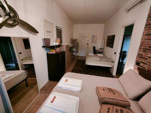 Habitación con 2 camas y sala de estar. en MC FLY ROOMS Malpensa airport, en Gallarate