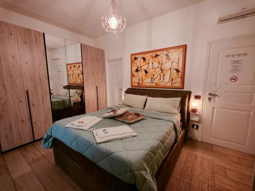 1 dormitorio con 1 cama con 2 toallas en MC FLY ROOMS Malpensa airport, en Gallarate