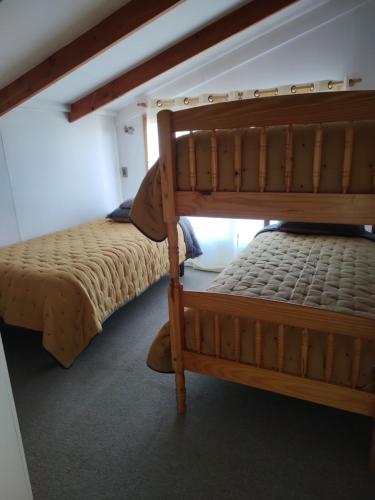 2 literas en una habitación pequeña con 3 estrellas que dice que es lo que dice en Cabañas Vera, en Punta Arenas