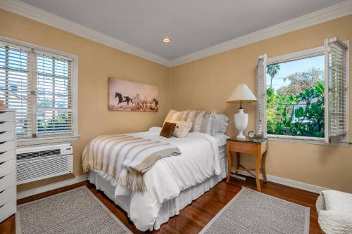 una camera con letto e finestra di Highland Haven Estate a Los Angeles