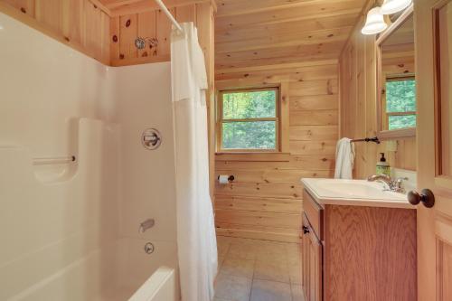 Et badeværelse på Scenic Franconia Cabin about 6 Mi to Cannon Mountain!