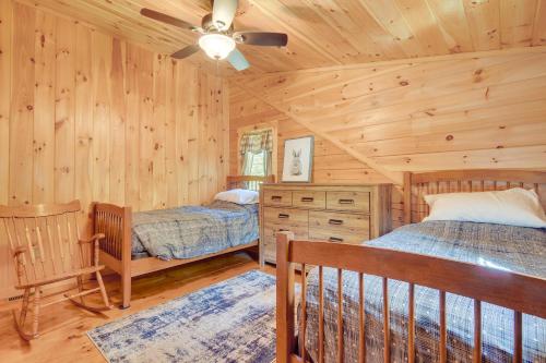 En eller flere senge i et værelse på Scenic Franconia Cabin about 6 Mi to Cannon Mountain!