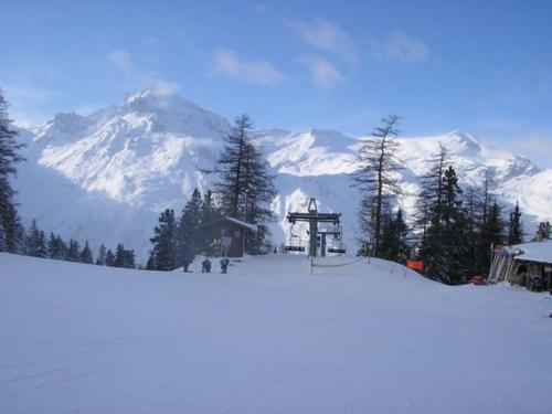 a ski lodge on a snowy mountain with a ski lift at "L'Ancolie" Appartement de Charme 4 Personnes à Val Cenis in Termignon