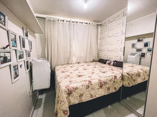 a small room with a bed with a window at Apartamento super agradável! Perto de tudo em Águas Claras in Brasilia