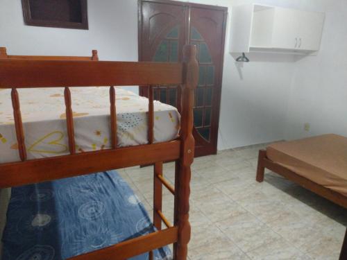 een slaapkamer met 2 stapelbedden in een kamer bij Casa de Praia completa em Cabo Frio 6 para até 5 pessoas in Cabo Frio