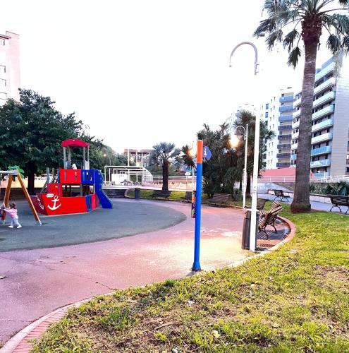 SMALL LUX BEACHCITY LONG STAY FREE PARKiNG