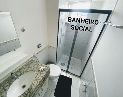uma casa de banho com um chuveiro, um lavatório e um WC. em Rio Quente GO Apto 7 Pessoas 2 Qtos em Rio Quente