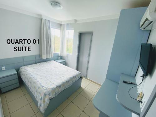 a small bedroom with a bed and a window at Rio Quente GO Apto 7 Pessoas 2 Qtos in Rio Quente