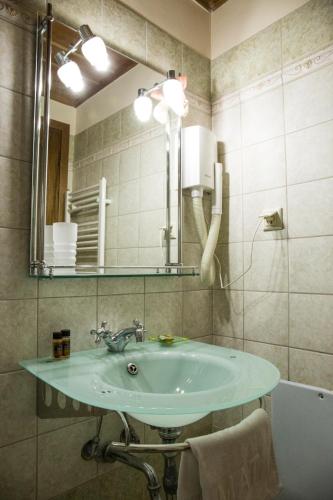 a bathroom with a sink and a mirror at Ελευθερία in Asprangeloi