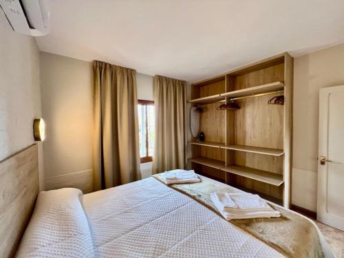 une chambre avec un grand lit dans une pièce dans l'établissement Sundorado, à San Bartolomé