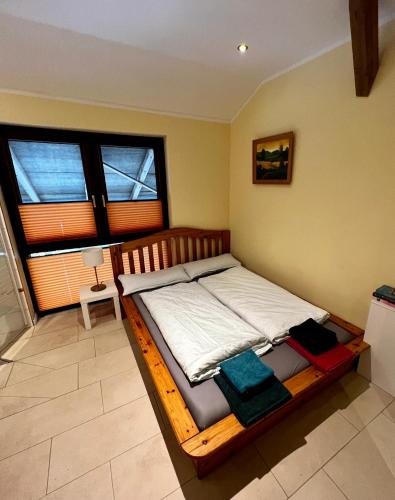 een bed in een kamer met een groot raam bij Kleine Herberge 