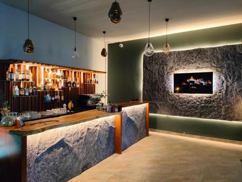 un bar en un restaurante con una pared de piedra en Tsaghkadzor Kechi Apartment 136, en Tsaghkadzor