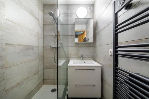 une salle de bain avec un lavabo et une douche dans l'établissement Le Repere - IMMODREAMS - Avoriaz, à Avoriaz